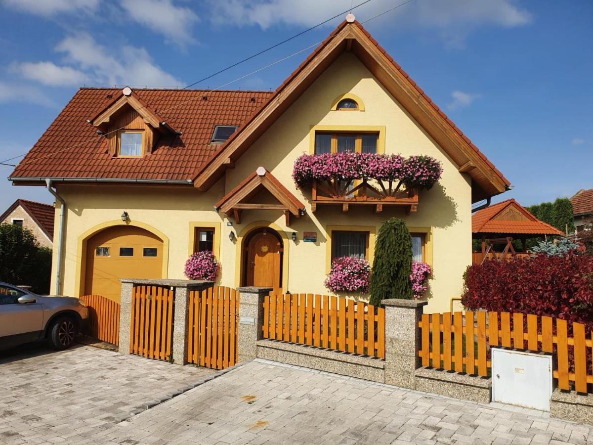 Zlty Dom Vrbov Apartment Exterior photo